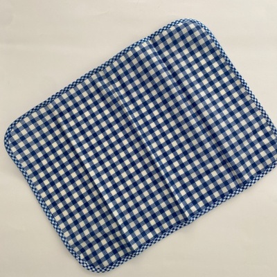 Pano de cozinha xadrez azul e branco com bordas arredondadas