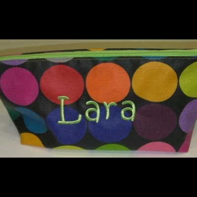 Estojo colorido com bolinhas e nome bordado