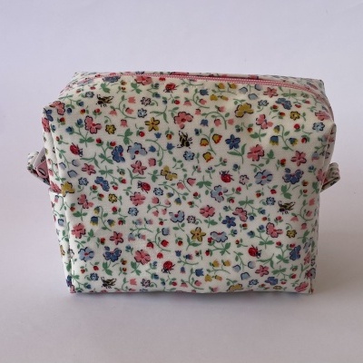 Bolsa de tecido com padrão floral colorido
