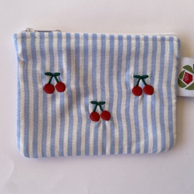 Necessaire azul claro e branco com cerejas bordadas e etiqueta colorida