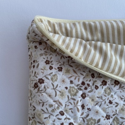 Tecido acolchoado floral com forro às riscas bege e branco