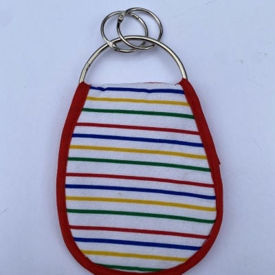 Porta-chaves com tecido riscado colorido e argolas metálicas