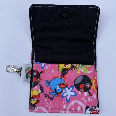 Carteira colorida com padrão de pássaros em tecido com fecho