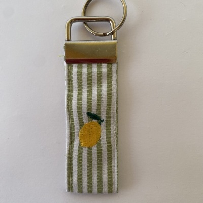 Chaveiro tecido riscas verdes e brancas com limão bordado e metal prateado