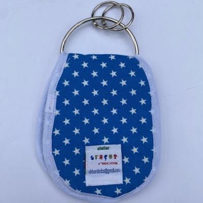 Porta-chaves em tecido azul com estrelas brancas e etiqueta visível