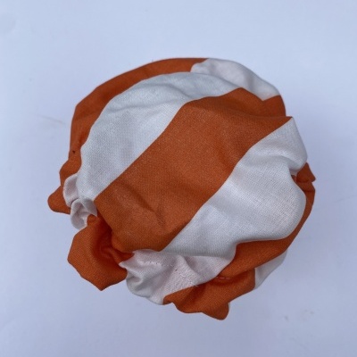 Touca de banho às riscas laranja e branco sobre fundo branco