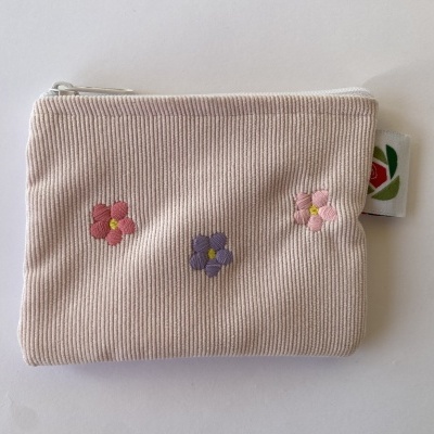 Carteira rosa pequena de veludo cotelê com flores bordadas e zíper branco