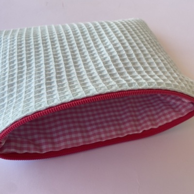 Estojo branco com interior rosa e fecho rosa