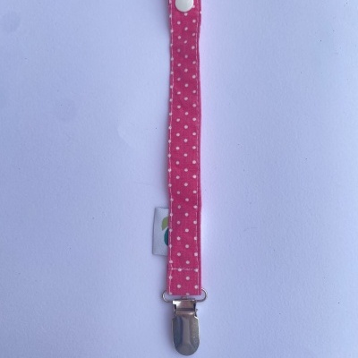 Presilha de chupeta rosa com bolinhas brancas e clip metálico