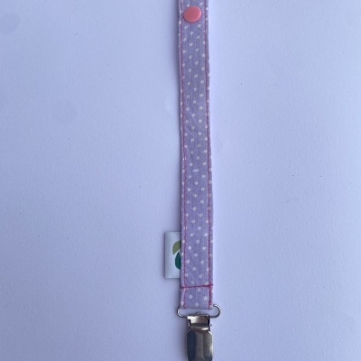 Prendedor de tecido lilás bolinhas brancas com clip metálico e botão rosa