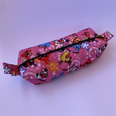 Estojo escolar rosa com padrão de desenhos animados e fecho preto