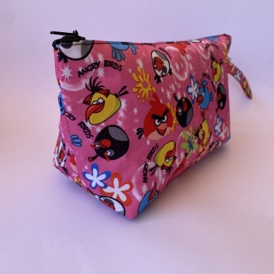 Estojo rosa com padrão dos Angry Birds com fecho preto