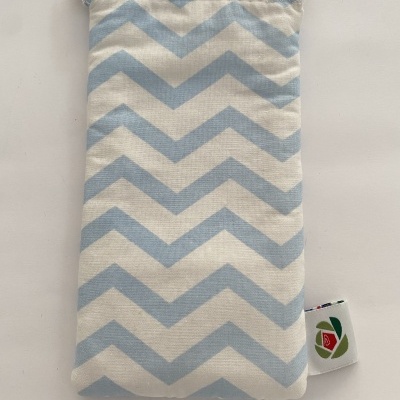 Bolsa acolchoada azul e branca com fecho metálico e etiqueta colorida