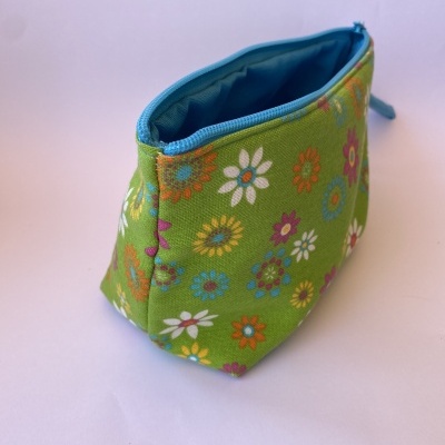 Necessaire tecido verde com flores coloridas e fecho azul