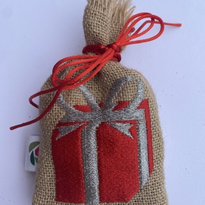 Saco de juta castanha com cordão vermelho e desenho de presente vermelho e prateado