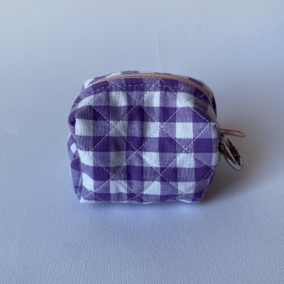 Bolsa pequena de tecido com padrão xadrez roxo e branco e zíper rosa.