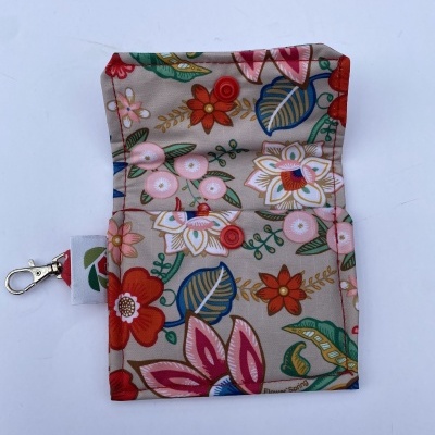 Bolsa pequena de tecido floral com fecho metálico