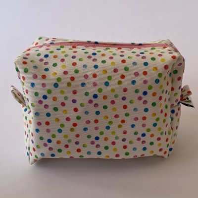 Necessaire retangular branca com bolinhas coloridas e fecho rosa