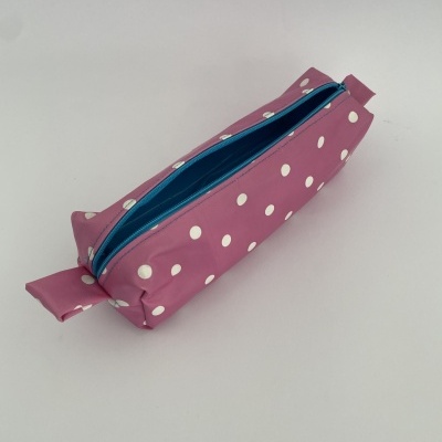 Estojo retangular rosa com bolinhas brancas e fecho azul