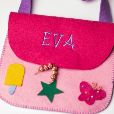 Bolsa infantil colorida em feltro com nome bordado e decorações de sorvete, estrela e borboleta.