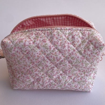 Bolsa acolchoada floral rosa com interior xadrez rosa