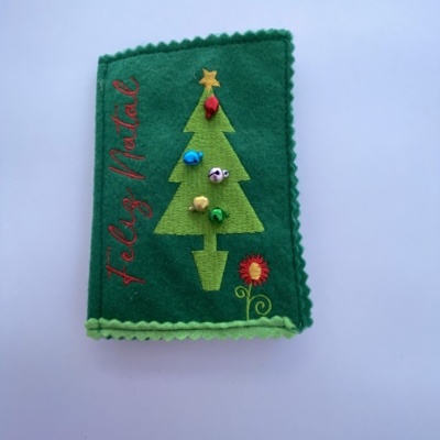 Estojo de feltro verde com decoração de árvore de Natal e frase Feliz Natal