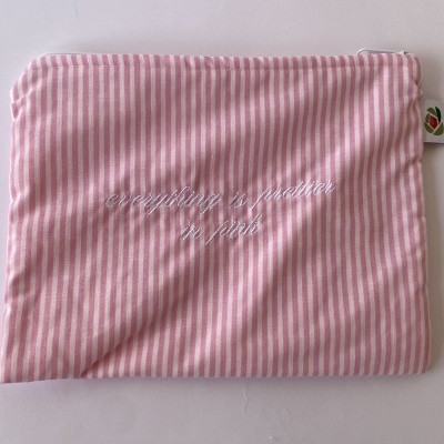 Necessaire de tecido rosa com riscas brancas e texto bordado