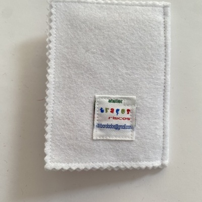 Pano branco com etiqueta colorida e bordas recortadas