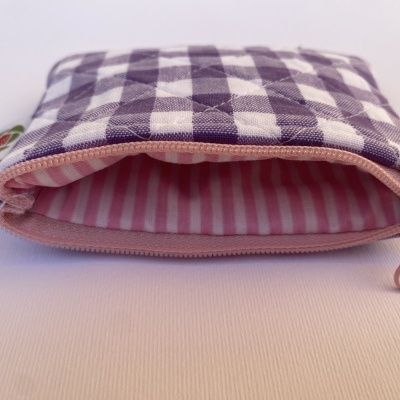 Bolsa pequena de tecido com padrão xadrez roxo e branco e fecho de correr cor-de-rosa