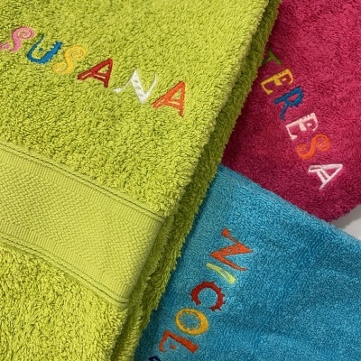 Toalhas coloridas com nomes bordados