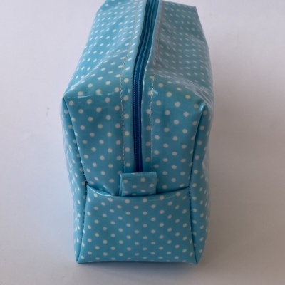 Necessaire azul claro com bolinhas brancas e fecho azul