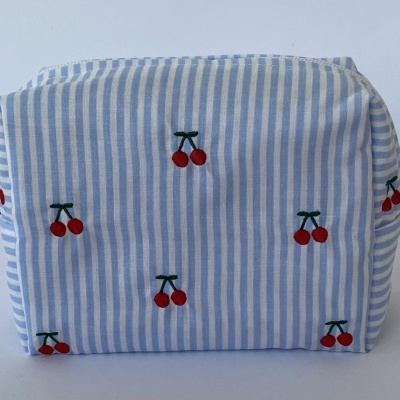Bolsa de tecido azul às riscas com bordados de cerejas vermelhas