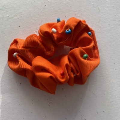 Elástico de cabelo laranja com contas coloridas