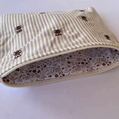 Estojo tecido riscas bege e urso bordado