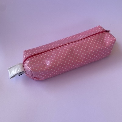 Estojo cor-de-rosa com pontos brancos e fecho rosa