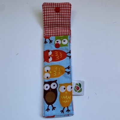 Estojo de tecido com padrão de corujas coloridas e parte superior vermelha xadrez