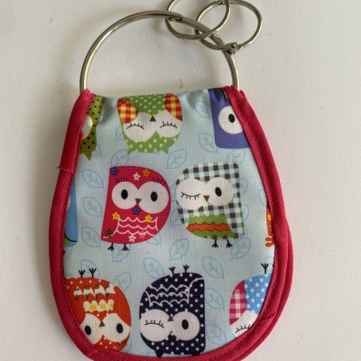 Chaveiro colorido com tecido de corujas e aro metálico