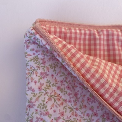 Manta com padrão floral e xadrez em rosa