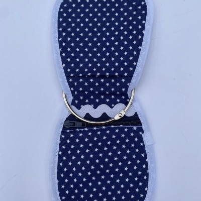 Porta-moedas azul escuro com estrelas brancas e fecho de correr