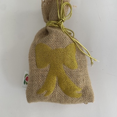 Saco de juta com laço dourado bordado e fita dourada para fechar.