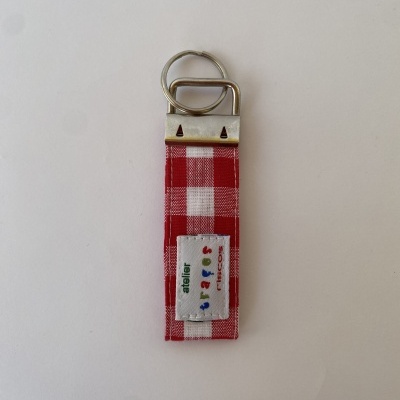 Porta-chaves em tecido xadrez vermelho e branco com etiqueta