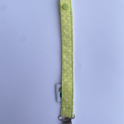 Clipe de chupeta amarelo com pontos brancos e clip metálico