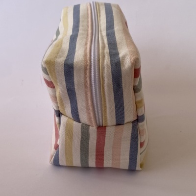Bolsa de tecido com riscas coloridas e fecho zip branco
