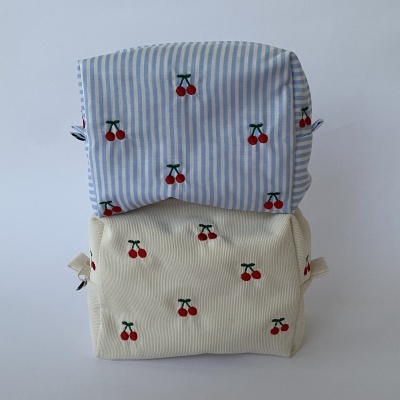 Duas bolsas de tecido com padrões de cerejas bordadas