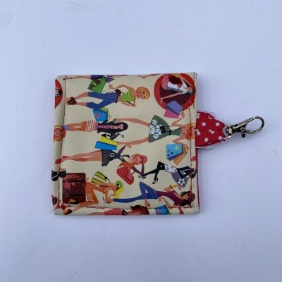 Carteira quadrada com padrão colorido de figuras humanas e objetos em fundo bege com fecho e mosquetão