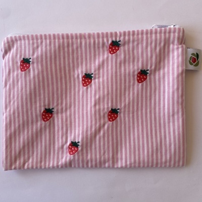 Estojo rosa às riscas com morangos bordados e fecho de correr branco