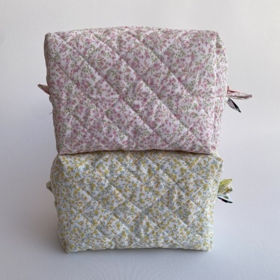 Duas bolsas acolchoadas com padrão floral rosa e amarelo