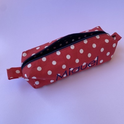 Estojo retangular vermelho com bolinhas brancas e nome Miguel bordado