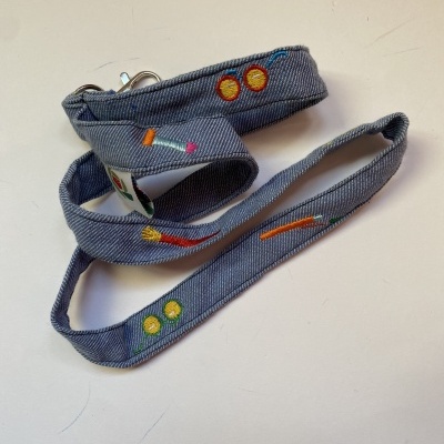 Trela azul claro para animais com bordados coloridos e argola metálica