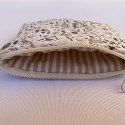 Bolsa de tecido floral com fecho zip aberto